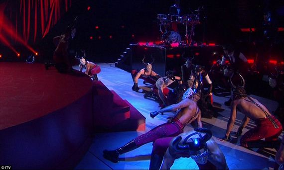 A pillanat, amikor az 56-os Madonna HÁTTAL leesik a lépcsőn, miután táncosok húzták a BRIT Awards-on